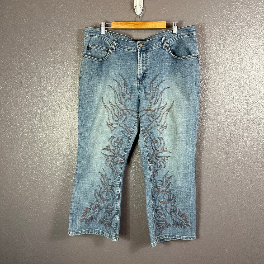 Vigoss Womens size 21/22 Flame Embroidered Jean Light wash Capri Stretch